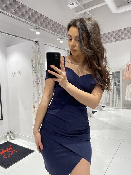 Sukienka krótka opadające ramiona granat