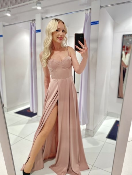 Sukienka długa ramiączka rozcięcie satyna wrzos