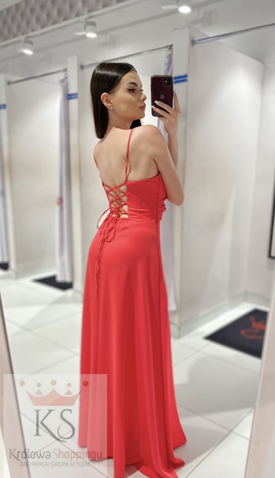 Sukienka długa wiązanie plecy połysk malina