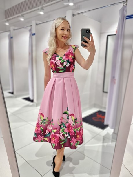 Sukienka midi rozkloszowana kwiaty fuksja