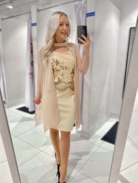 Sukienka krótka dopasowana z szalem beż