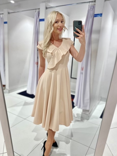 Sukienka midi rękawek falbana na dekolcie beż