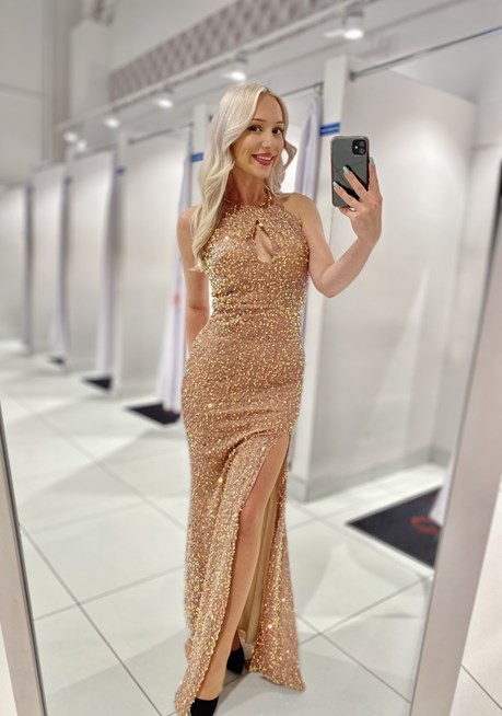 Sukienka długa rozcięcie na dekolcie cekin brąz