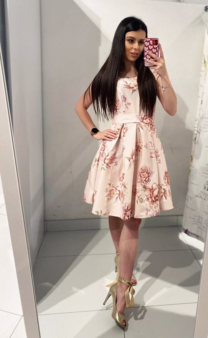 Sukienka krótka kwiaty całość pudrowy róż