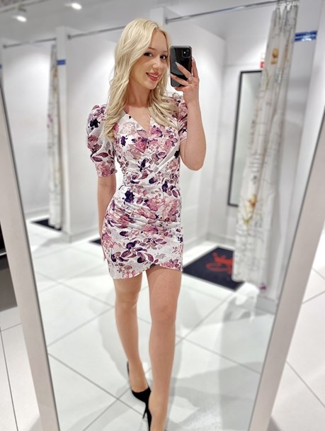 Sukienka krótka dekolt V kwiaty biel/fiolet