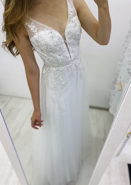 Sukienka długa cyrkonie dekolt odkryte plecy biel