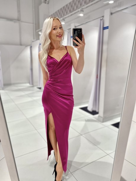 Sukienka długa zakładana ramiączka satyna purpura