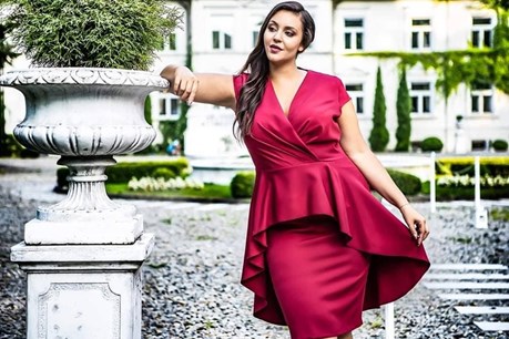 Sukienka krótka z baskinką bordo