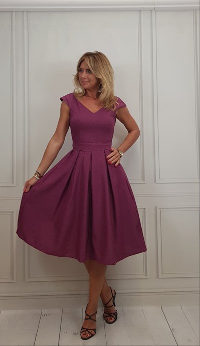 Sukienka midi z paskiem jagoda