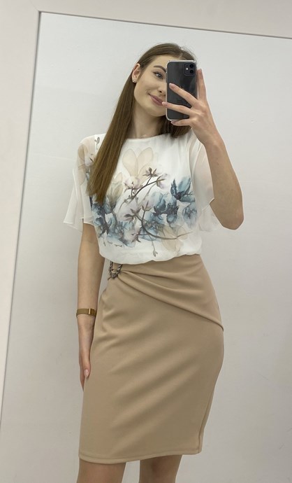 Sukienka maskująca z kwiatkami pasek beż