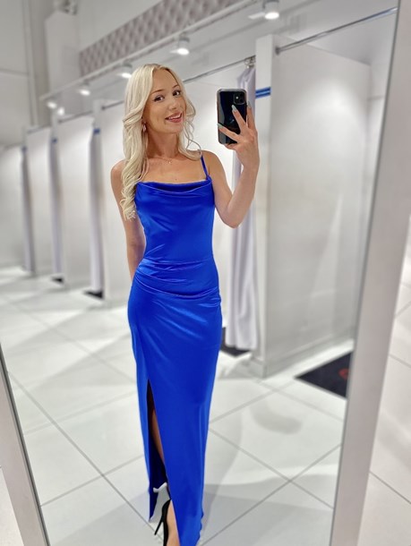 Sukienka długa łódka ramiączka satyna chaber