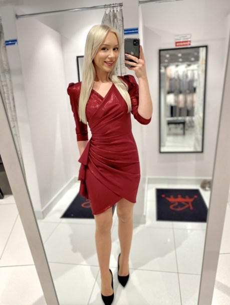 Sukienka krótka dwa rękawy połysk bordo