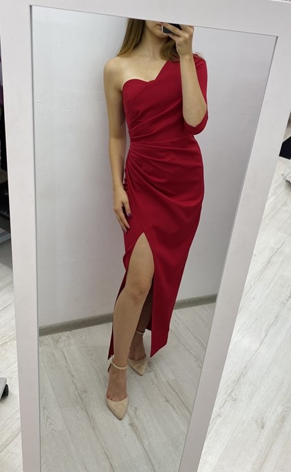 Sukienka długa marszczenie jedno ramię malina