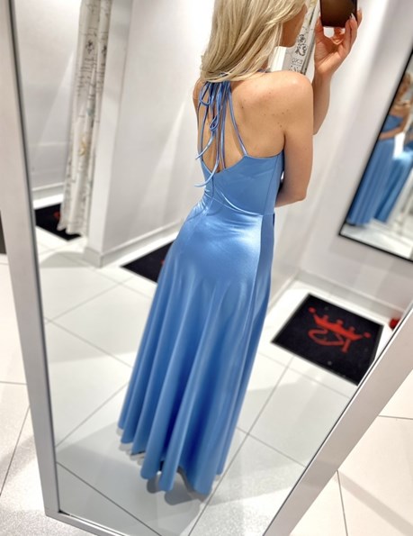 Sukienka długa satynowa wiązanie szyja błękit