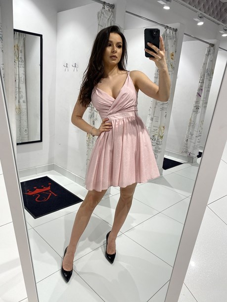 Sukienka krótka na ramiączkach brokat pudrowy róż