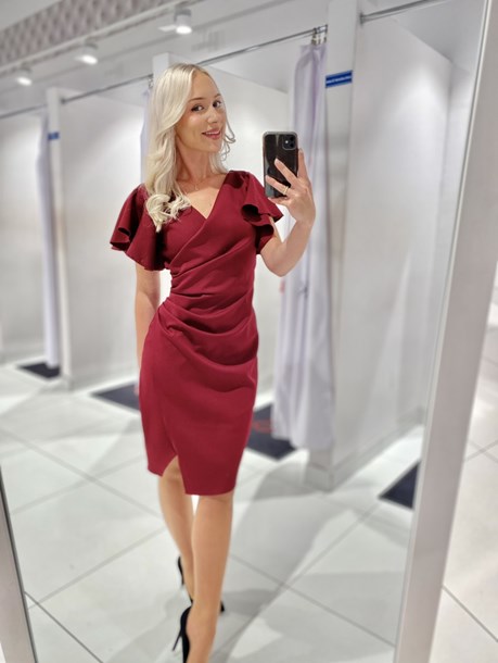 Sukienka krótka dopasowana falbana rękaw bordo