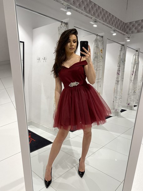 Sukienka krótka opadające ramiona tiul bordo