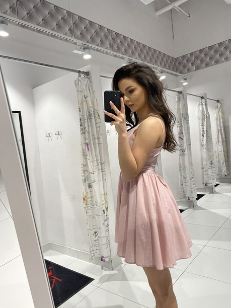 Sukienka krótka na ramiączkach brokat pudrowy róż