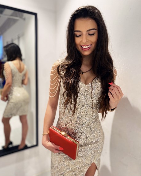 Sukienka krótka ozdobne ramiona cekiny beż