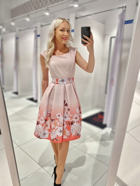 Sukienka krótka gładka kwiaty brzoskwinia/róż