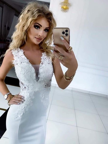 Sukienka długa dopasowana zdobienie przód biały