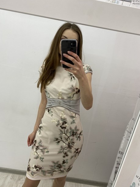 Sukienka krótka dopasowana wzór kwiaty beż/róż