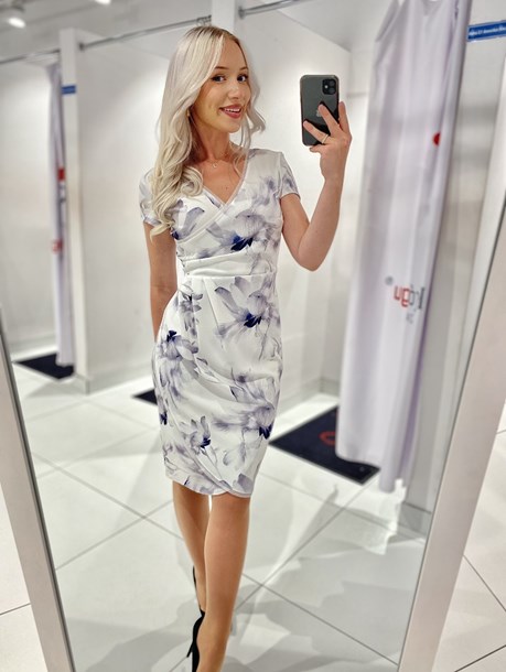 Sukienka krótka dekolt zakładka ciemne kwiaty biel