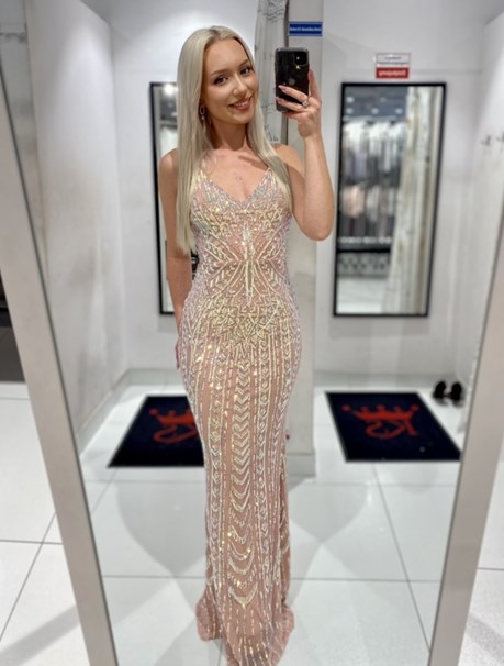 Sukienka długa rybka cekiny holo pudrowy róż