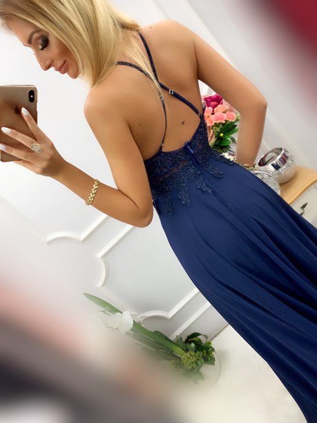 Sukienka długa z dekoltem na ramiączkach granat