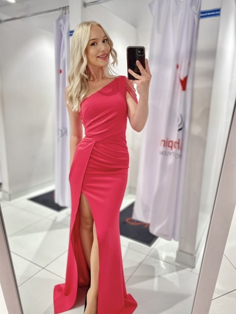 Sukienka długa jedno ramię koraliki malina