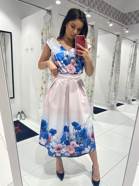 Sukienka midi rozkloszowana kwiaty jasny róż