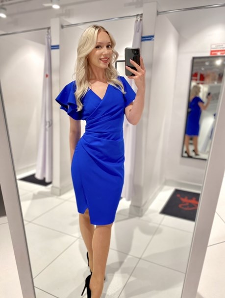 Sukienka krótka dopasowana falbana rękaw chaber