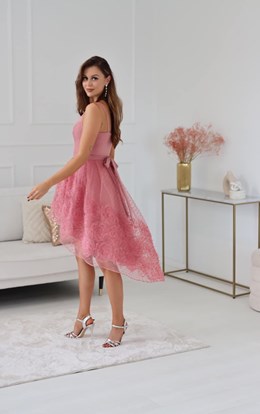 Sukienka asymetryczna zdobiona spódnica róż