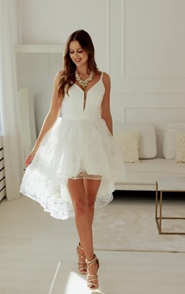 Sukienka asymetryczna zdobiona spódnica biel