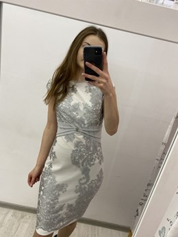 Sukienka krótka dopasowana wzór kwiaty szarość