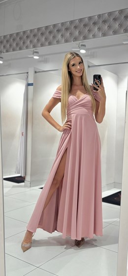 Sukienka długa opadające ramiona gładka pudrowy