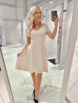 Sukienka krótka dłuższy tył połysk beż