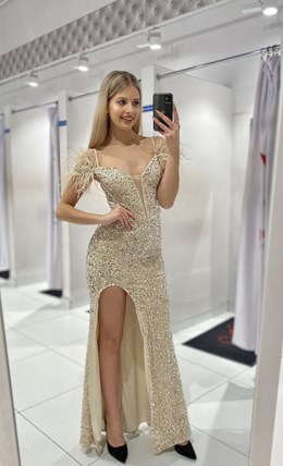 Sukienka długa cekiny opadający rękaw pióra złoto