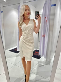 Sukienka krótka dopasowana dwa ramiona beż