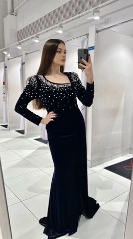 Sukienka długa rękaw perełki welur czerń