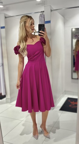 Sukienka midi opadające ram. róże fuksja