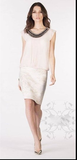 Sukienka krótka wzór dekolt  róż/złoty