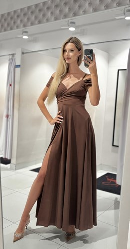 Sukienka długa opadające ramiona gładka czekolada