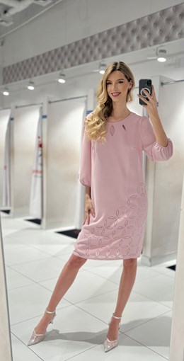 Sukienka krótka dekoracyjne wycięcia puder róż