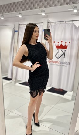 Sukienka krótka koronkowa z perełkami czerń