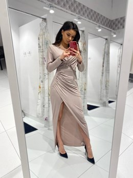 Sukienka długa dopasowana rękaw brokat beż