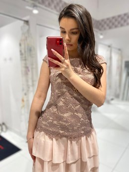 Krótka sukienka koronka falbany dół łososiowy