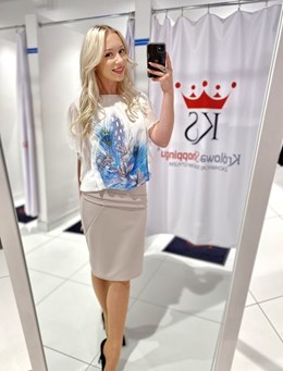 Sukienka krótka maskująca kwiaty beż motyw pawi