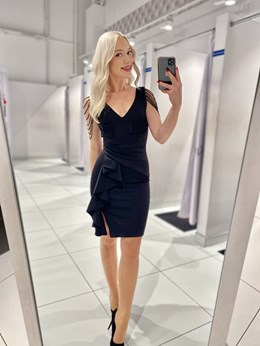 Sukienka krótka falbana koraliki ramiona czerń