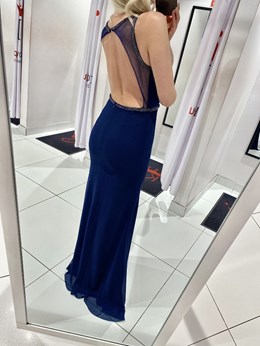 Sukienka długa ozdobny dekolt odkryte plecy granat